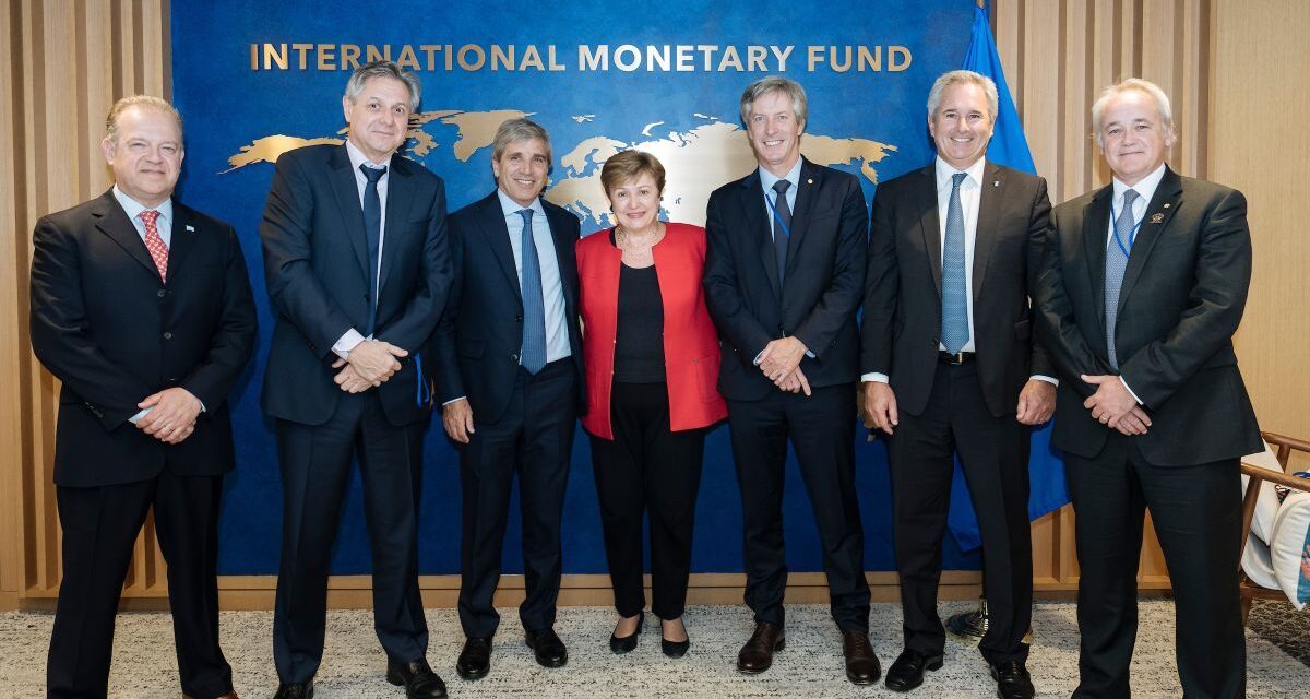 Revelan que la mitad del directorio del FMI dudaba del préstamo a la Argentina pero que existieron motivos políticos
