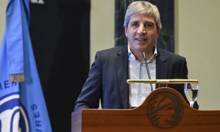 Luis Caputo celebró el rechazo de los supermercados a la suba de precios tras la devaluación