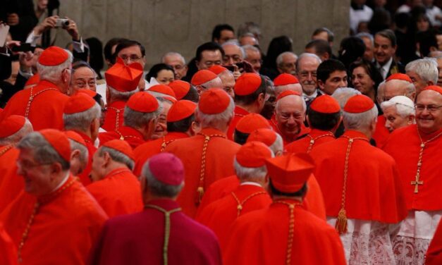 Comienzan a llegar al Vaticano los cardenales para elegir al nuevo Papa