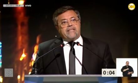 <div class="volanta-custom" style="
                color: #444;
                font-size: 0.8rem;
                font-weight: 600;
                line-height: 1.1;
                margin-bottom: 6px;
                text-transform: uppercase;
                letter-spacing: 0.3px;
                text-align: left;
            ">¡Caruso!</div><div class="post-title-custom" style="text-align: left;">Acá se maneja todo con resultados</div>