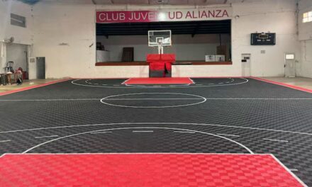 Un club cordobés transformó tapitas de gaseosa en una cancha de básquet ecológica