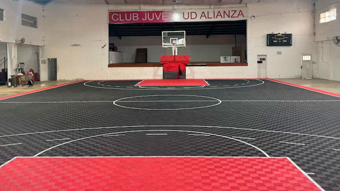 Un club cordobés transformó tapitas de gaseosa en una cancha de básquet ecológica