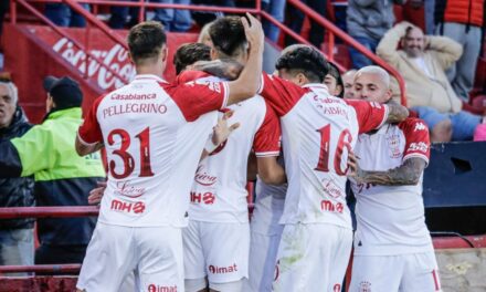 Noche mágica en Parque Patricios: Huracán goléo 5 a 0 a Racing de Uruguay