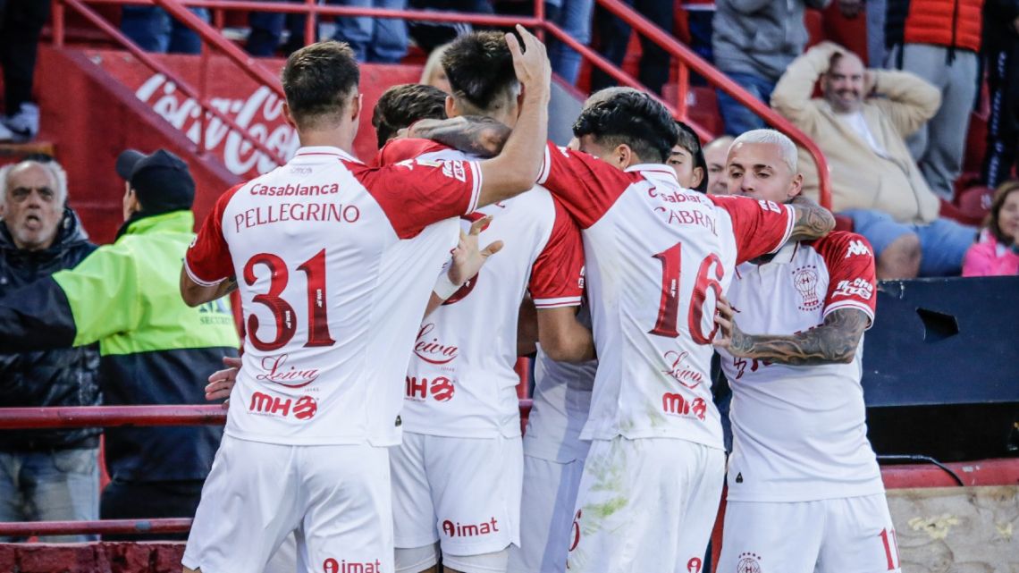 Noche mágica en Parque Patricios: Huracán goléo 5 a 0 a Racing de Uruguay