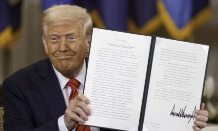 Donald Trump congela subvenciones millonarias a Harvard tras críticas a sus políticas de gobierno