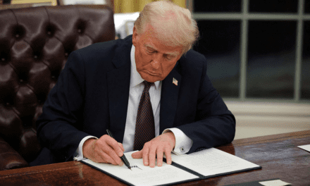 Donald Trump anunció que fijará aranceles de 25% para cada uno de los vehículos fabricados en el extranjero