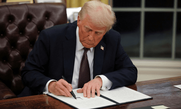 Donald Trump anunció que fijará aranceles de 25% para cada uno de los vehículos fabricados en el extranjero