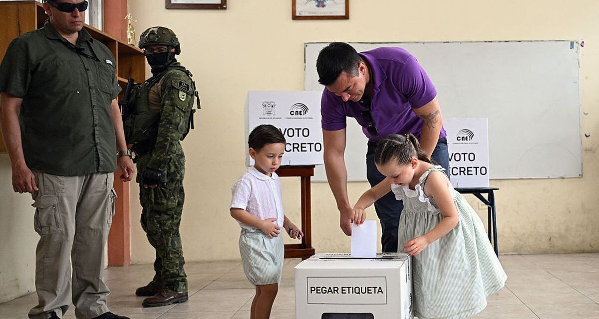 Votó Daniel Noboa y va por la reelección en Ecuador, en un ajustado balotaje con Luisa González
