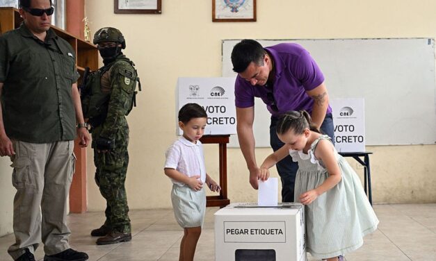 Votó Daniel Noboa y va por la reelección en Ecuador, en un ajustado balotaje con Luisa González