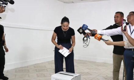 Luisa González votó y llamó a las fuerzas de seguridad a mantenerse neutrales