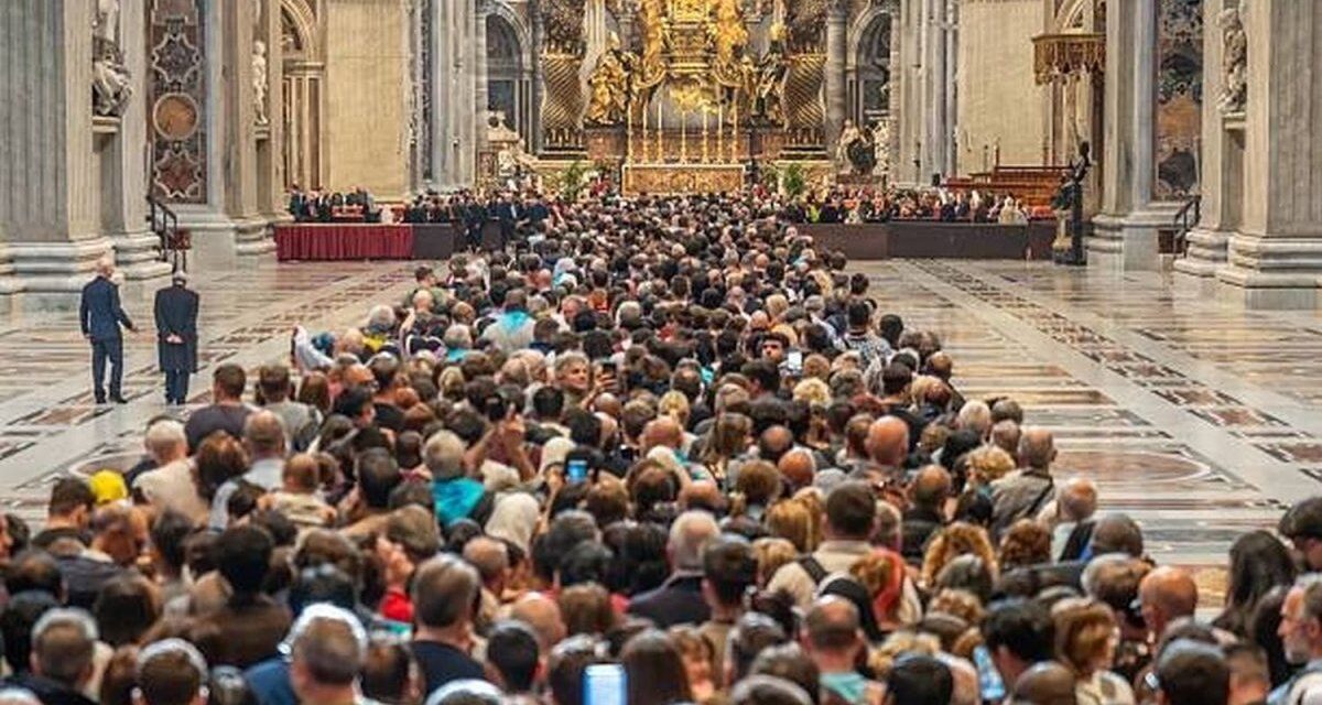 La basílica de San Pedro recibe por segundo día a una multitud para homenajear al Sumo Pontífice