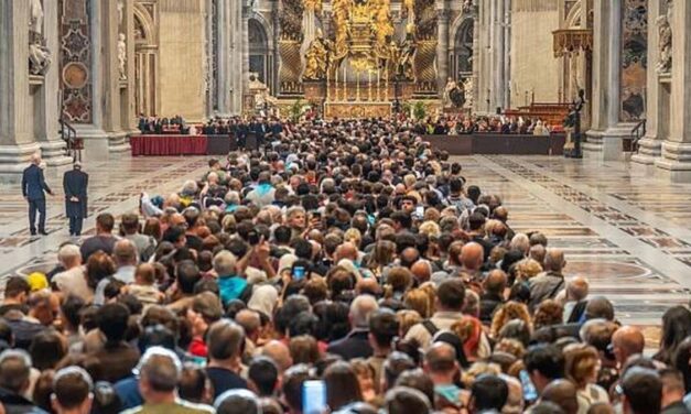 La basílica de San Pedro recibe por segundo día a una multitud para homenajear al Sumo Pontífice