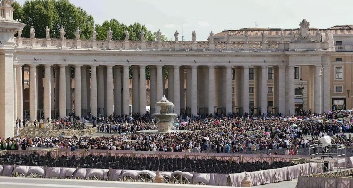 El Gobierno respondió a las críticas por el viaje de los familiares del papa Francisco al Vaticano