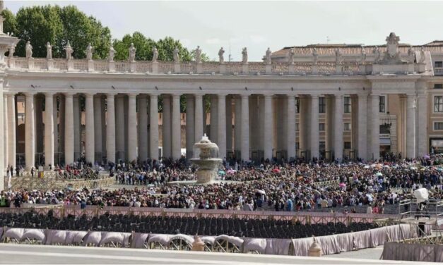 El Gobierno respondió a las críticas por el viaje de los familiares del papa Francisco al Vaticano