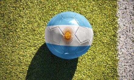 ¿Maradona o Messi? La Inteligencia Artificial determinó cuáles son los 10 mejores futbolistas de la historia argentina