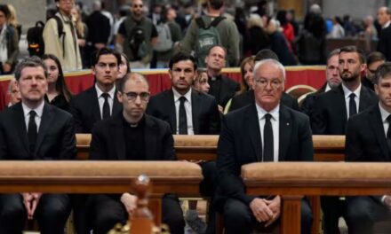 Homenaje en el Vaticano: futbolistas argentinos se acercaron a despedir al Papa Francisco