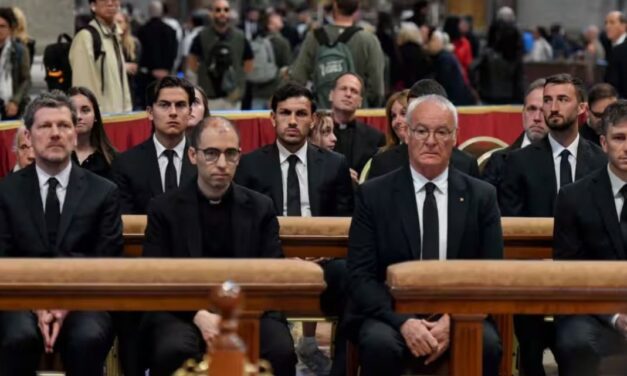Homenaje en el Vaticano: futbolistas argentinos se acercaron a despedir al Papa Francisco