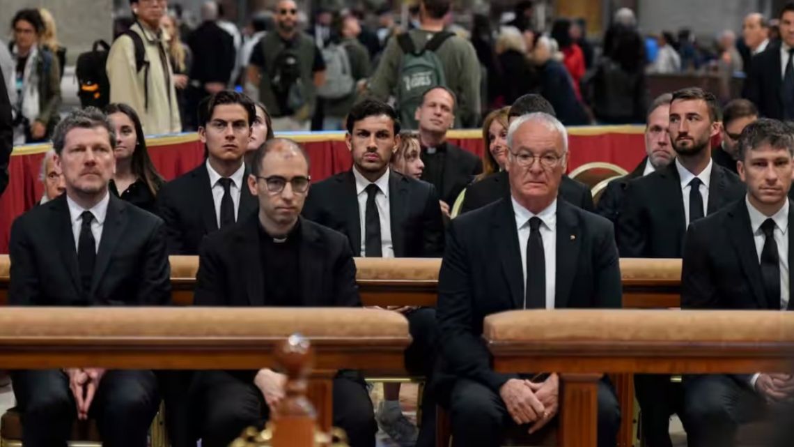 Homenaje en el Vaticano: futbolistas argentinos se acercaron a despedir al Papa Francisco
