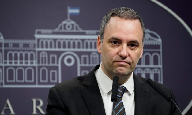 Manuel Adorni recibió la primera denuncia en su contra por su doble rol