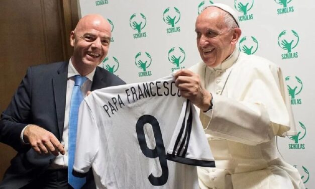 Gianni Infantino anunció que se realizará un partido en homenaje al Papa Francisco