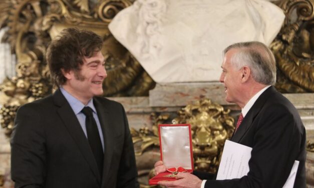 Javier Milei condecoró al economista español Jesús Huerta de Soto en la Casa Rosada