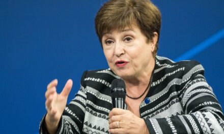 Dólares bajo el colchón y dios sabe dónde