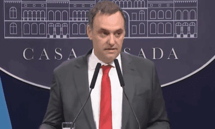 Manuel Adorni busca un resquicio en la Constitución porteña para mantener un eventual doble cargo