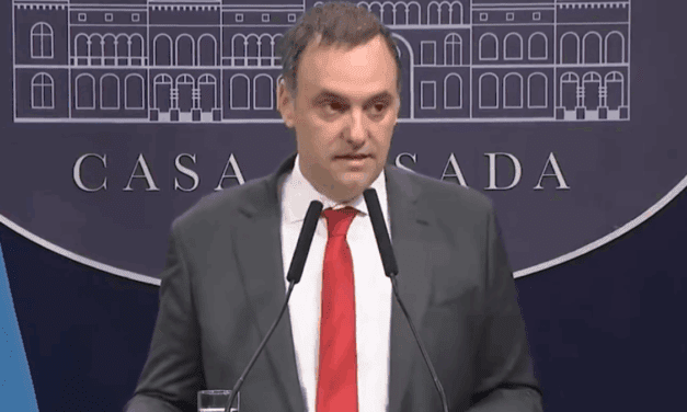 Manuel Adorni busca un resquicio en la Constitución porteña para mantener un eventual doble cargo