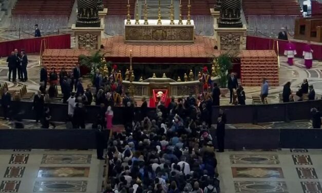 Abrieron las puertas de la Basílica de San Pedro para el último adiós de los fieles