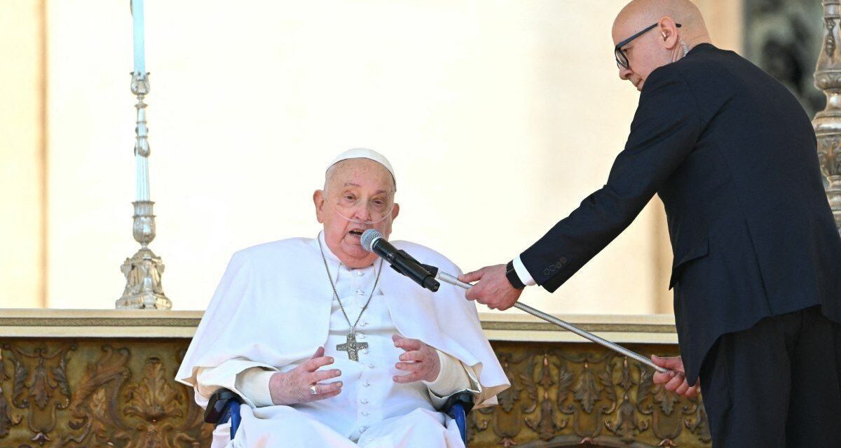 El papa Francisco estuvo contento de salir y encontrar gente pese a su convalecencia