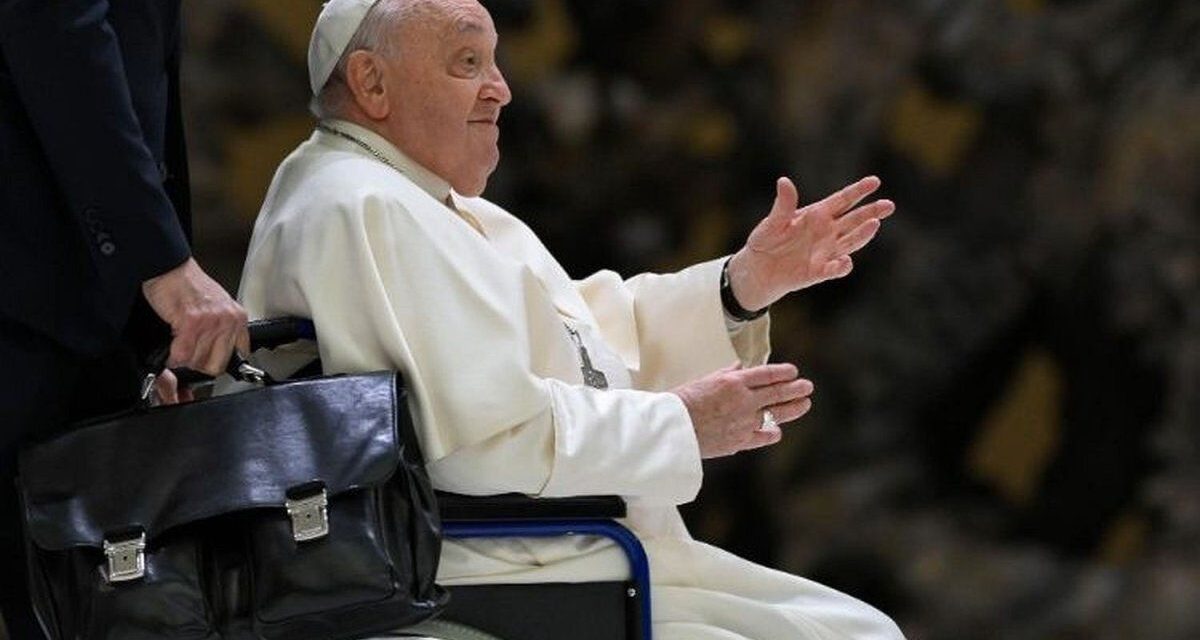 El papa Francisco reapareció en la Basílica de San Pedro vestido de civil