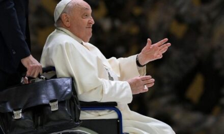 El papa Francisco reapareció en la Basílica de San Pedro vestido de civil