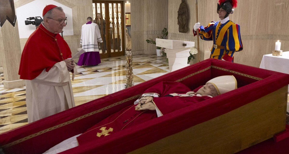 El Vaticano publicó las primeras imágenes del papa Francisco en su féretro en la capilla de Santa Marta