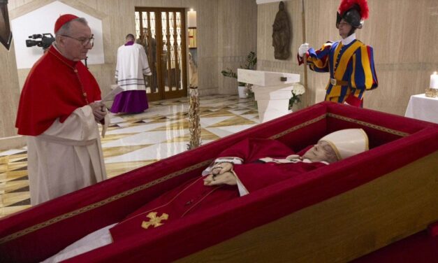 El Vaticano publicó las primeras imágenes del papa Francisco en su féretro en la capilla de Santa Marta