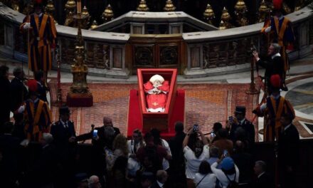 La basílica de San Pedro abrió sus puertas para el último día del adiós al papa Francisco
