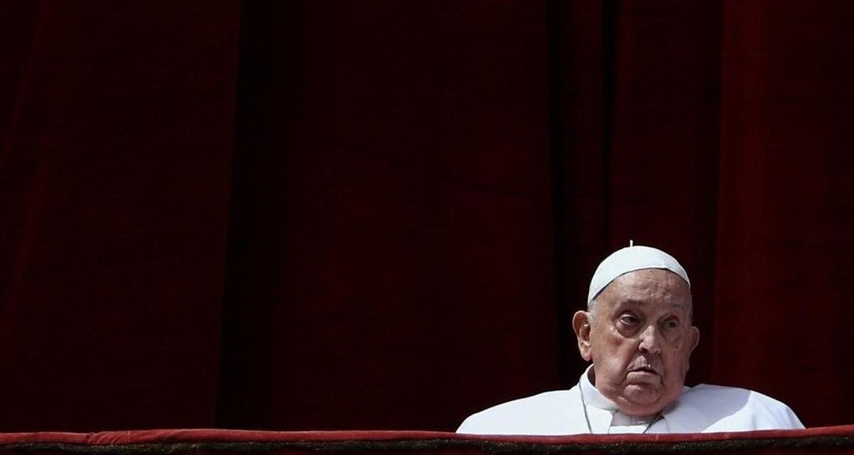 El papa Francisco participó de la misa de Pascuas en el Vaticano y denunció el rearme global