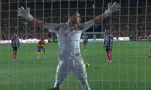 El Patón Guzmán se puso de espaldas para atajarle un penal a Sergio Ramos