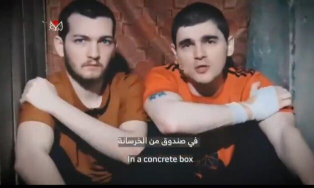 Hamás difundió un video que muestra a dos rehenes israelíes vivos