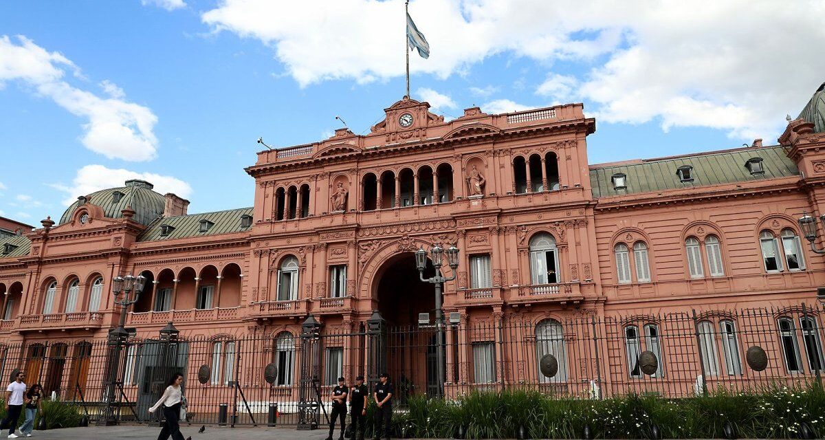 El Gobierno felicitó al papa León XIV y le pidió por la defensa de la propiedad privada
