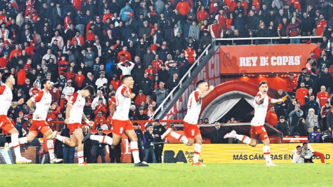 Huracán eliminó a Independiente por penales y definirá el torneo en Santiago
