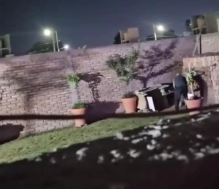 INDIGNANTE: Violento ataque de un sujeto a su perro