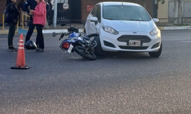 Accidente entre una moto y un automóvil en Libertador Oeste: No hubo heridos