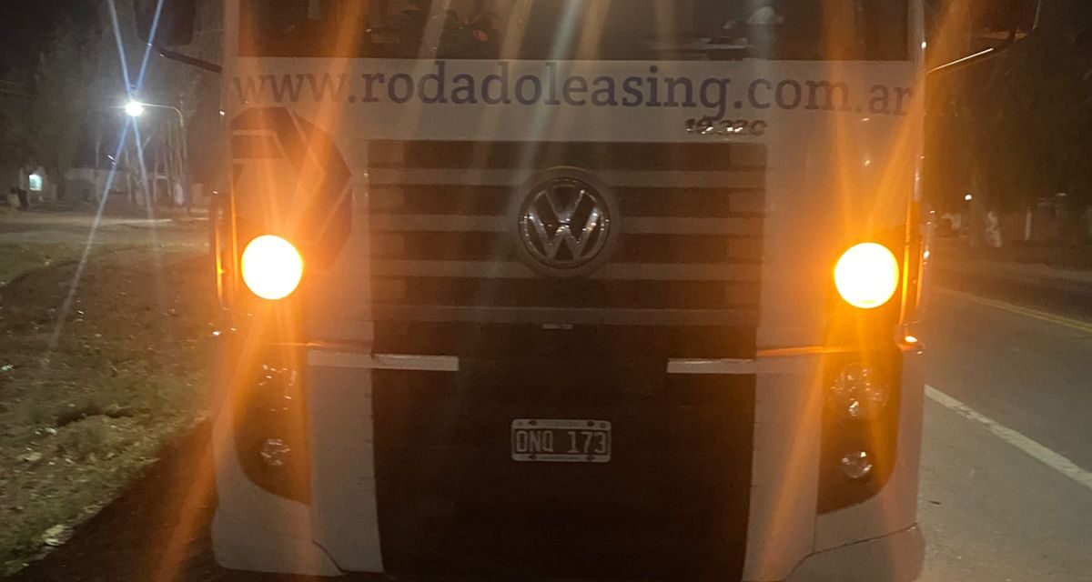 Investigan a cinco jóvenes por dañar el parabrisas de un camión en Ruta 20