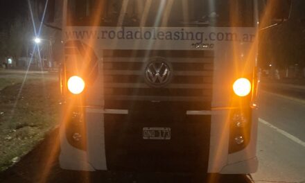 Investigan a cinco jóvenes por dañar el parabrisas de un camión en Ruta 20