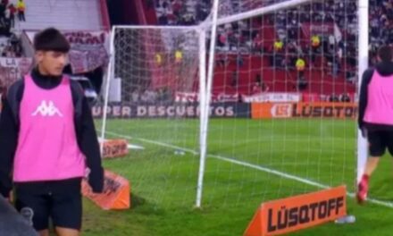 El arquero de Barracas Central denunció que los alcanzapelotas de Huracán le robaron pertenencias
