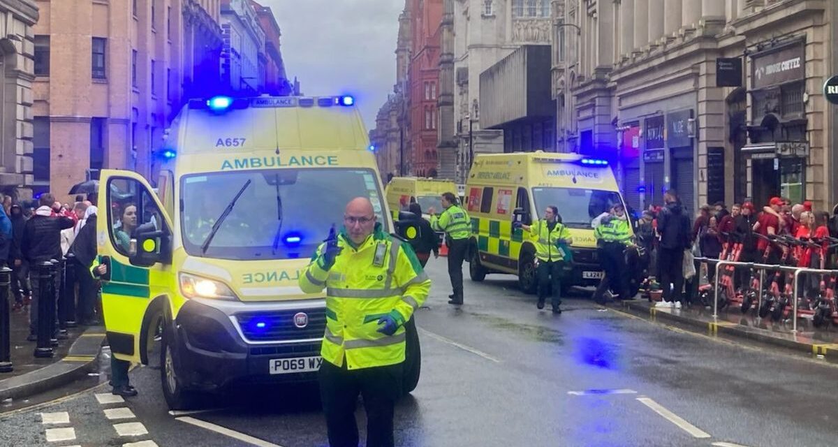 Un hombre embistió a miles de fanáticos mientras festejaban el título de liga