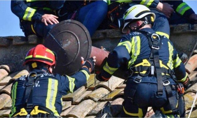 A días del Cónclave, el Vaticano colocó la tradicional chimenea en la Capilla Sixtina