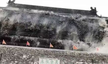 Se derrumbó una torre histórica de 650 años en China y casi causa una tragedia