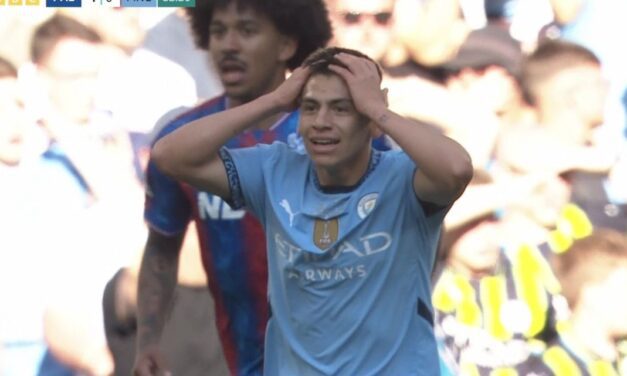 El Diablito Echeverri, en su debut, casi salva al Manchester CIty: Derrota en la final de la FA Cup