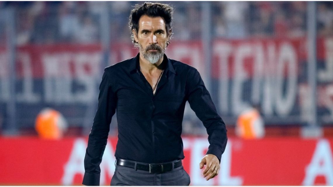 Goleada, liderato y autocrítica: las frases que dejó Eduardo Domínguez post victoria de Estudiantes